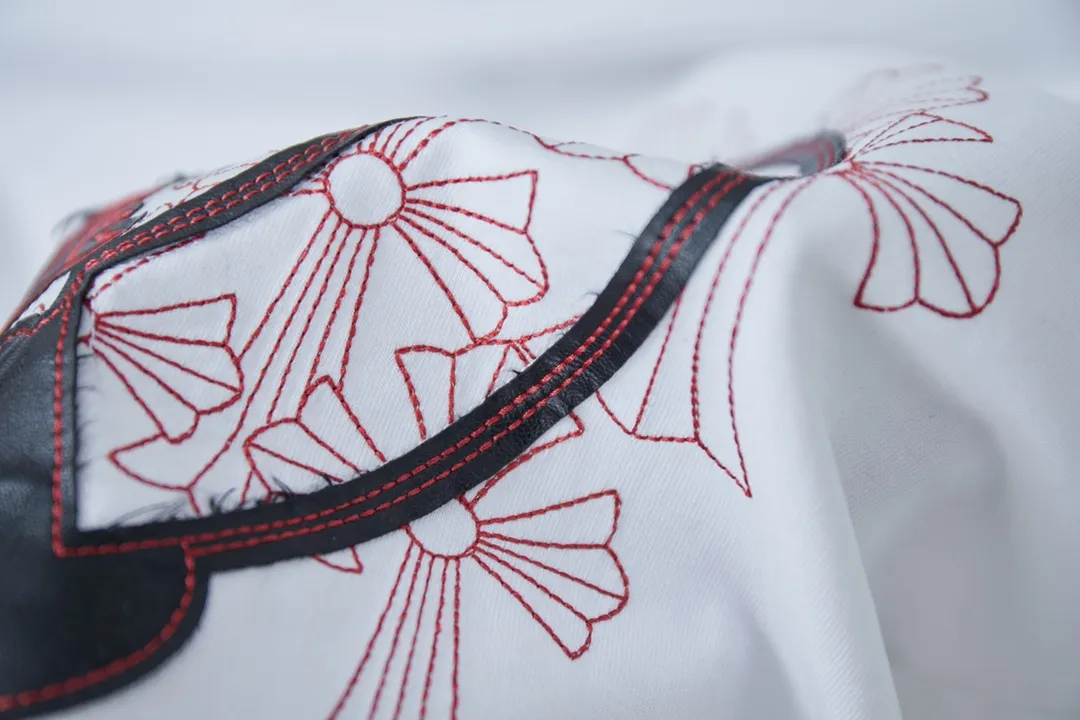 🅿️190 Ch*ome Hearte 25SS early spring new model Leather splicing embroidered Crow Heart short sleeves Light luxury essential item for daily commuting for men and women Correct version Welcome to compare Detailed features · 320g 100% pure cotton double yarn jersey fabric · Custom dyed in the same vat, special thickened 32 pieces double-strand 1X1 thread · Imported Tajima machine embroidery needle embroidery Crow Heart letter logo · Leather patch embroidery with Crow heart pattern · Double-needle stitching across seams · Original main mark, washed tag, branded moisture-proof paper packaging Color: Black/White Size: S/M/L/XL